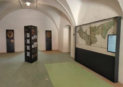 Interaktivní kiosek u mapy v expozici Dívčí Hrad