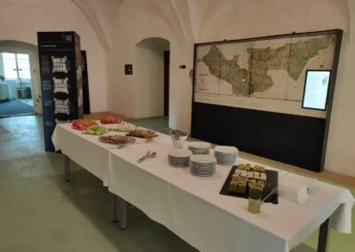 Expozice s interaktivním kioskem a mapou v Dívčím Hradě