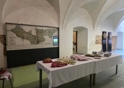 Detail kiosku u historické mapy v Dívčím Hradě