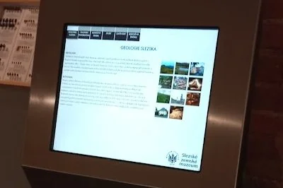 Dotykový kiosek v muzejní expozici