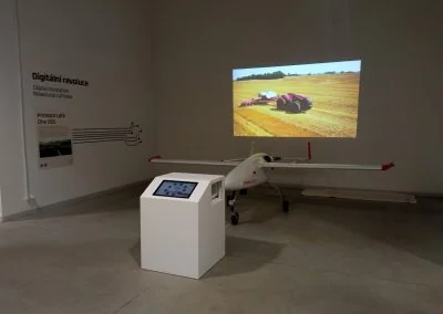 Národní zemědělské muzeum Ostrava . Digitální revoluce. Interaktivní kiosek pro muzejní expozice, který digitálně oživuje výstavy a poskytuje detailní informace o exponátech. KioskyProMuzeum.cz.