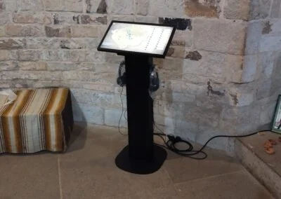 Interaktivní kiosek u rotundy na hoře Říp
